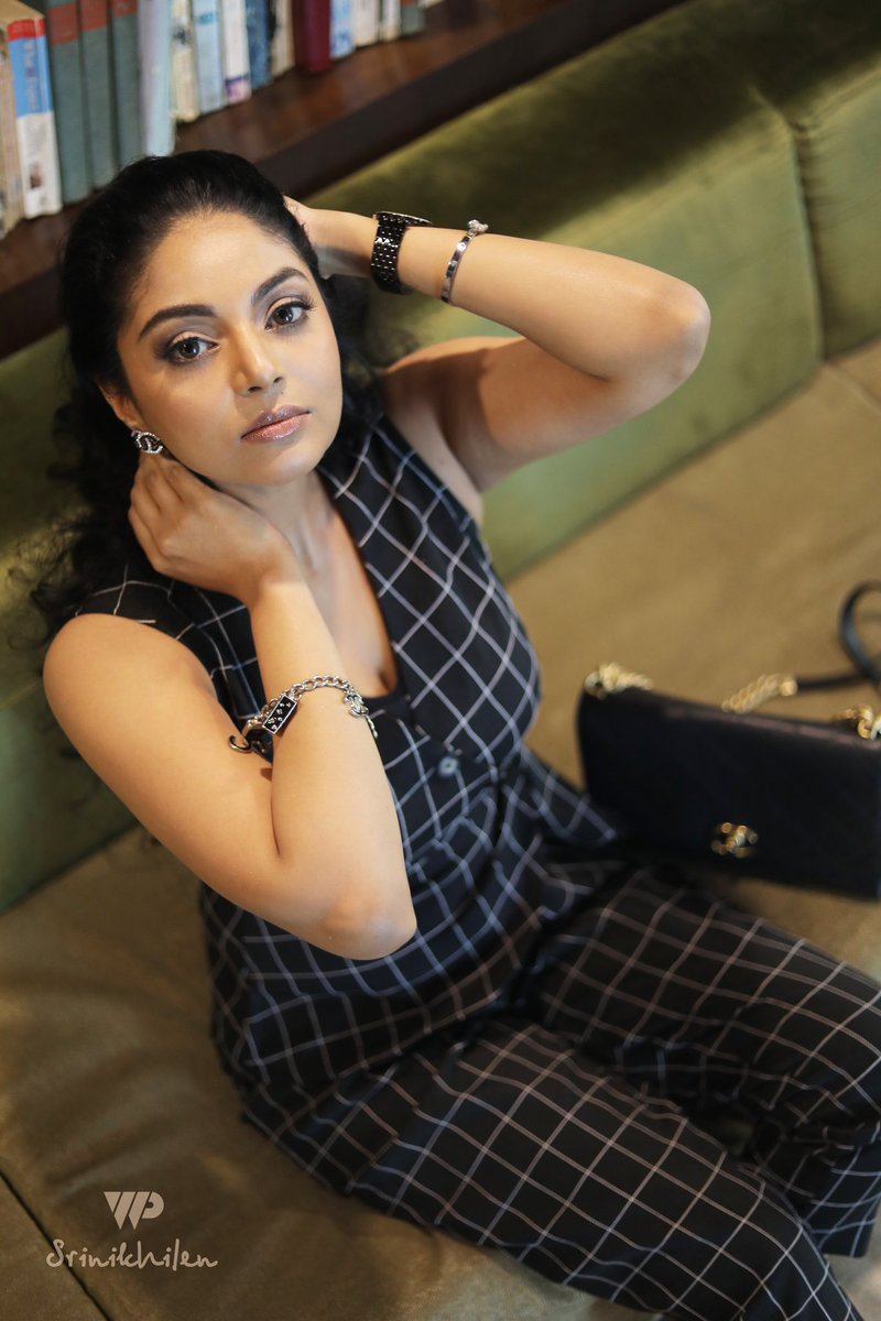 ungalsanam's tweet photo. DRESS how you want to be ADDRESSED 🖤
Haute couture shoot for #ADVdesignHouse Styling #AartiShah
Clicks #Wphotology Srini
MUH #Promakeup, Sonali,Jyothi
Accessories @CHANEL
Hospitality #Devendran @Balaji_2888
Venue #grandresidency
#hautecouture #hifashion #latest #powerdressit https://t.co/ODGjvFZqCw