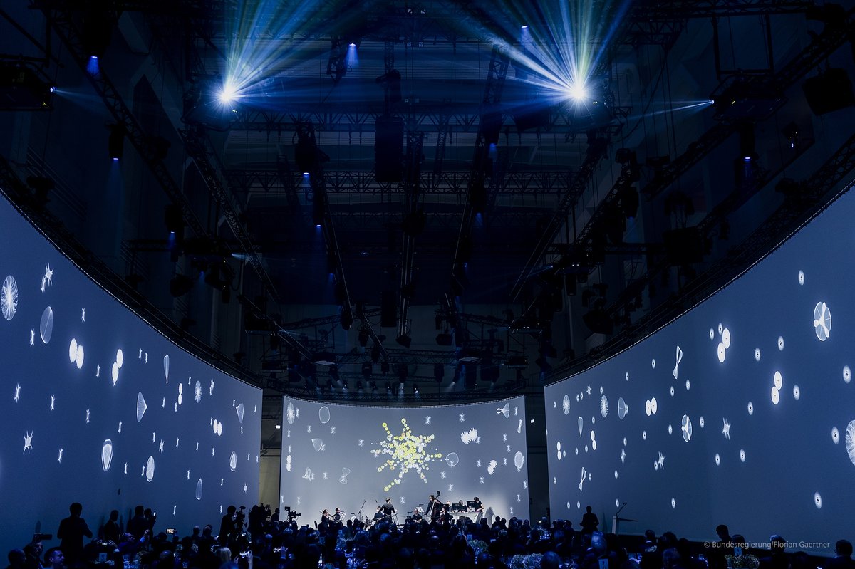 On Oct 12 we celebrated the 4m people working for Siemens over the last 175yrs. It was an honor to represent #TeamSiemens &amp; reinforce our commitment to use technology to solve the world's biggest challenges. Thanks to the German Chancellor &amp; everyone who attended #Siemens175