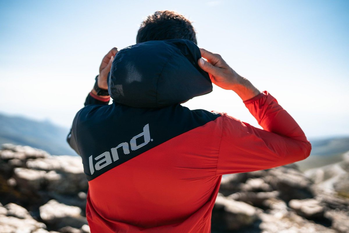 Le evolución llega en nuestro cortavientos HODDIE PLUS.
Nuevo revestimiento (WR) 💧 que te protege mejor de las primeras lluvias y a su vez consigue secar más rápido  el sudor que desprendemos durante el ejercicio 💨. 
Descúbrelo en 
landclothes.com/es/outdoor/245…

#land #landsports