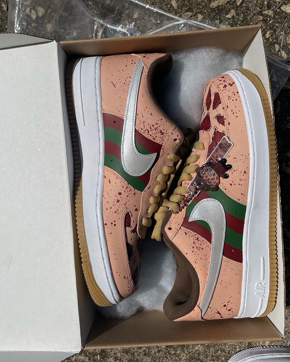 Solepurposeatl's tweet photo. What it do , Tap in wit me for customs and restorations . I’m located in Atlanta,Ga for more info or inquires dm or follow on 
IG-solepurposeatl  🙏🏾 https://t.co/I7lYJyAwdw