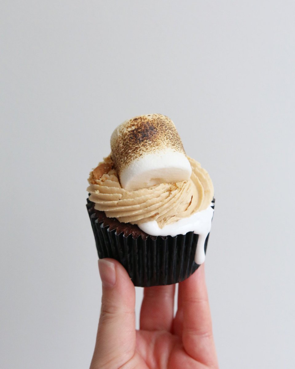 AfternoonCrumbs's tweet photo. One s’more day til the weekend 😎 Today’s line up is here to sweeten your day whether you’re kicking off half term, celebrating something or need an end of week treat 🧁 Open 12-5pm for walk-ins and Click &amp; Collect https://t.co/02WkwIRT0B
