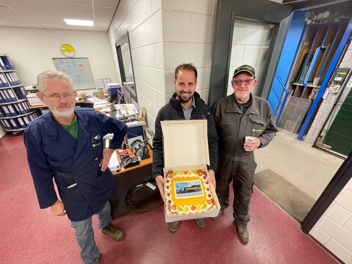 Hij is binnen! De eerste rupshijskraan in ons assortiment. Deze Sany SCE800TB Telerups met stage V motor zorgt ervoor dat we nóg diversere opdrachten kunnen realiseren! 💪

En een nieuwe machine betekent ook taart! Dank @ UCMHollandBV

#Kraanverhuur #Rupshijskraan #Diversiteit