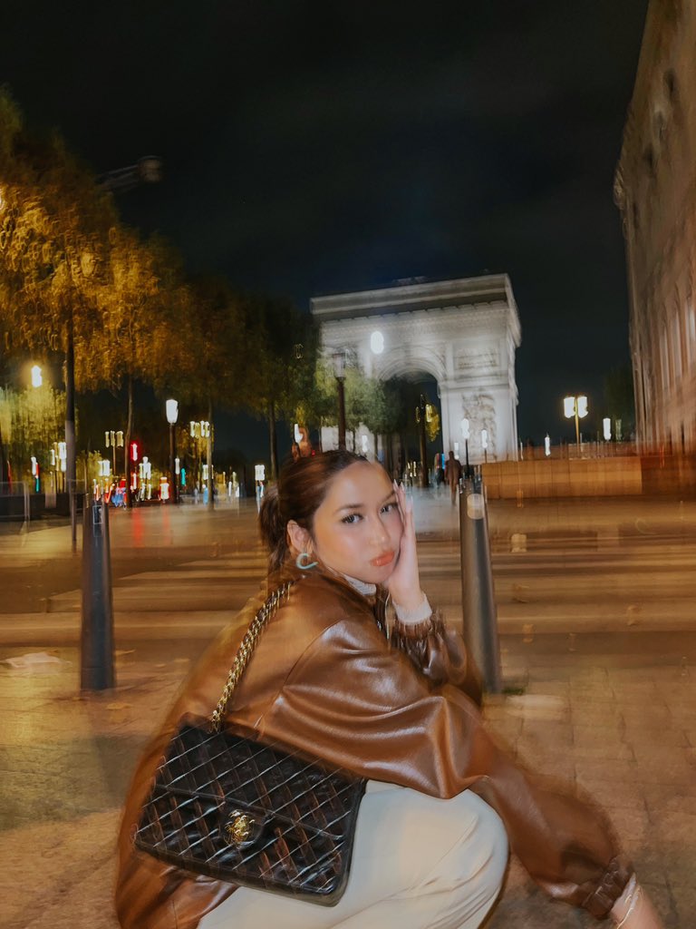 RivaQuenery_'s tweet photo. day 1 🇫🇷✨ https://t.co/OlSrGMwZM4