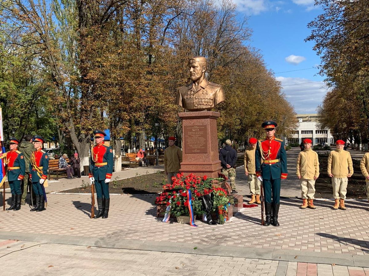 yORNjKzE9aarGLY's tweet photo. В Волновахе (ДНР) открыли памятник бывшему комбату «Спарты» Владимиру Жоге.
Он погиб 5 марта во время спасения мирных жителей. Жога посмертно получил  звание Героя России. Вечная память Герою😢🌹🌹 https://t.co/bbWM0YZBLm