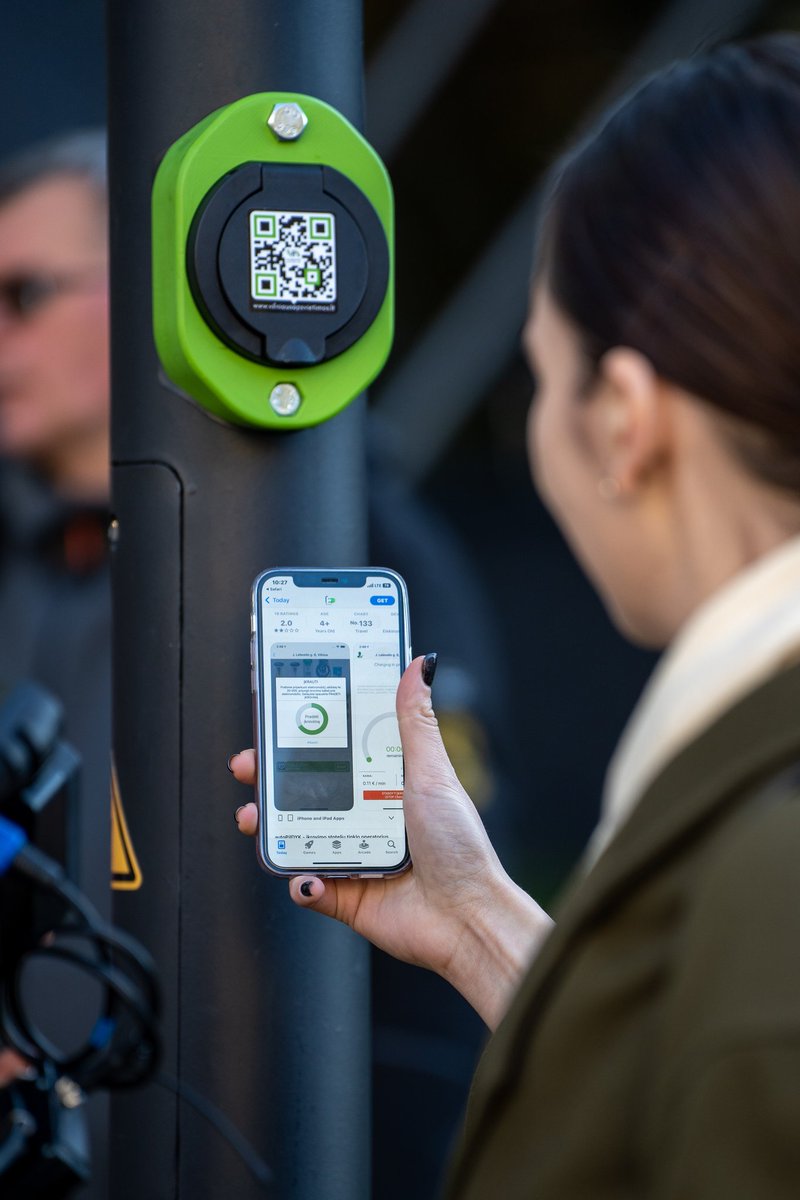 RemiSimasius's tweet photo. Our car charging stations are integrated into the lighting stoves in the streets of Vilnius residential areas. Experiments with 9 stations went perfect during the last 3 months, so we are targeting 100 next year and 4000 in 2030! https://t.co/1tX5OmZlWi