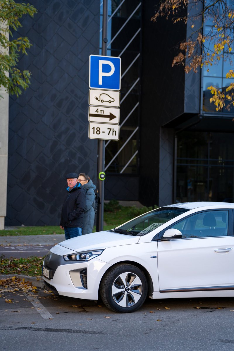 RemiSimasius's tweet photo. Our car charging stations are integrated into the lighting stoves in the streets of Vilnius residential areas. Experiments with 9 stations went perfect during the last 3 months, so we are targeting 100 next year and 4000 in 2030! https://t.co/1tX5OmZlWi