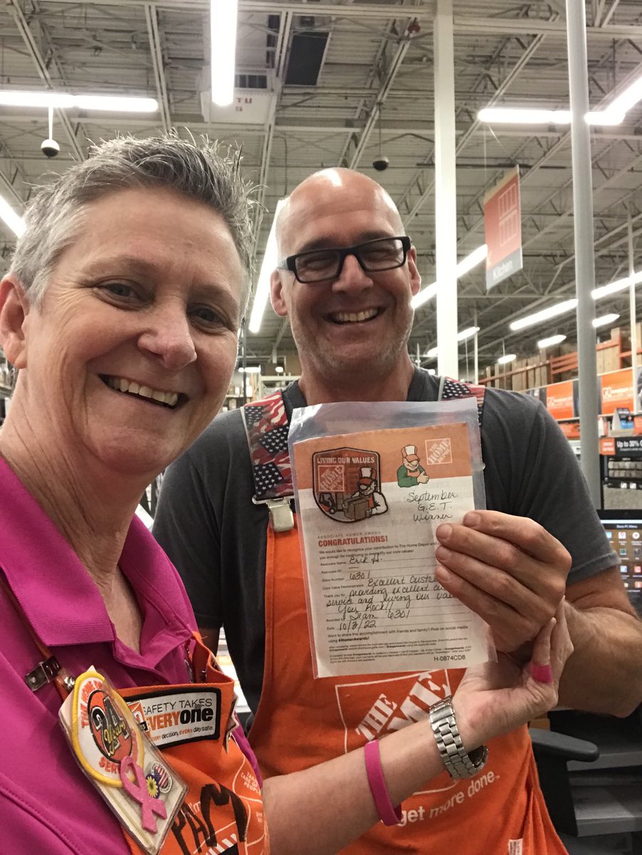 BordwellPam's tweet photo. Eric is one of our GET Winners of the month!!! When he’s in the building you know it! #HardWorker #AllSmiles #UniversalAssociate @SeanBrownD133 https://t.co/KqVK3CIrwr