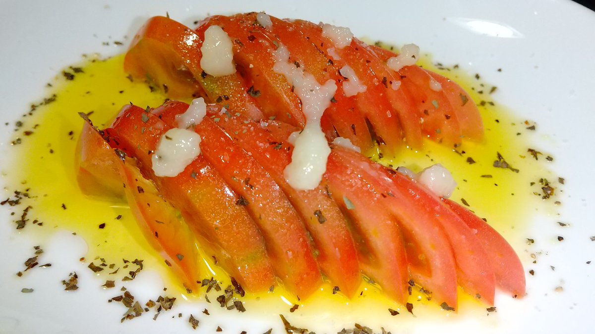 晩ごはんはアボカド卵黄ソース丼と
トマトサラダを作って食べました(๑'ڡ`๑)美味しかったです♪ 