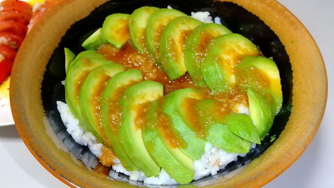 晩ごはんはアボカド卵黄ソース丼と
トマトサラダを作って食べました(๑'ڡ`๑)美味しかったです♪ 