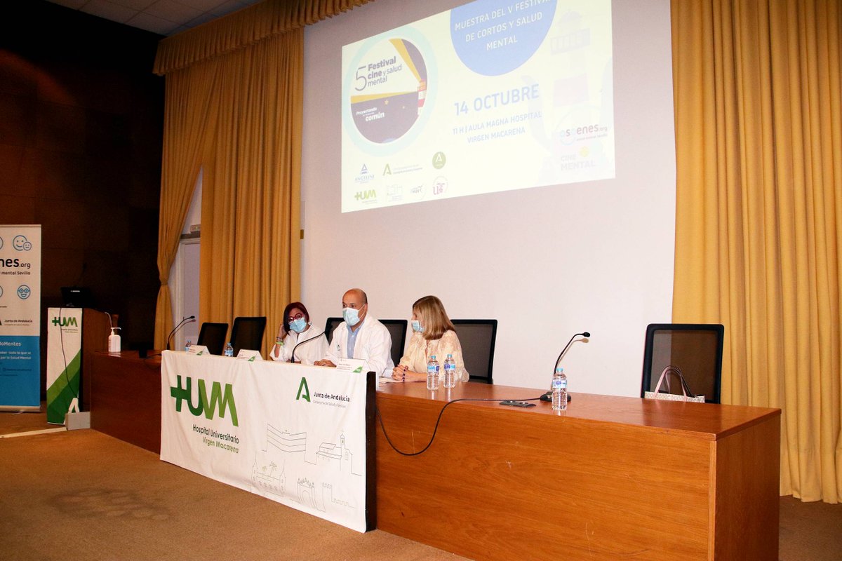 HUVMacarena's tweet photo. Hoy se proyectó📽️en el @HUVMacarena una sesión de cortos🎞️de la mano de @ASAENES que visionaron #estudiantes del #IESIsbilya. Al acto acudieron el subdirector del🏥, #JavierVilla; la vcpta de la #asociación, #MatildeForteza y la coordinadora de la #USMIJ, #MaríaJoséBlancoMorales https://t.co/SXYVToHNPw