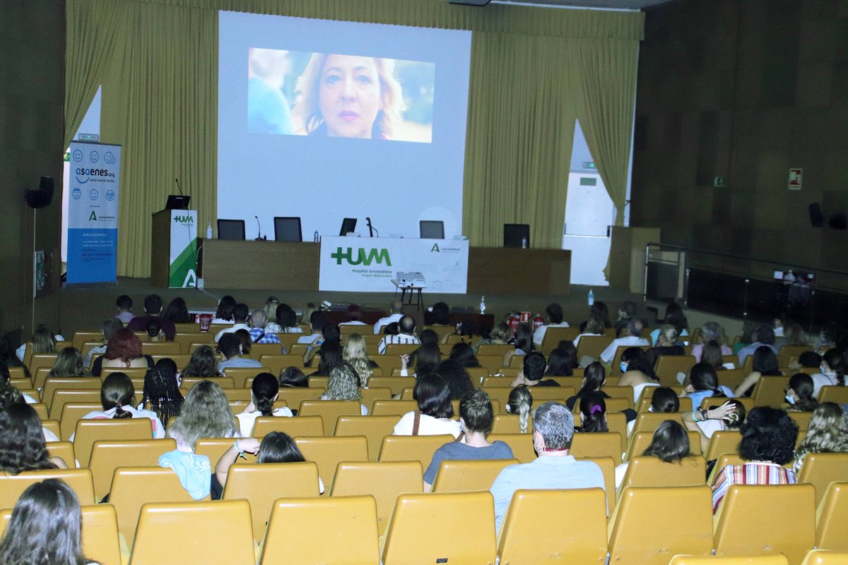 HUVMacarena's tweet photo. Hoy se proyectó📽️en el @HUVMacarena una sesión de cortos🎞️de la mano de @ASAENES que visionaron #estudiantes del #IESIsbilya. Al acto acudieron el subdirector del🏥, #JavierVilla; la vcpta de la #asociación, #MatildeForteza y la coordinadora de la #USMIJ, #MaríaJoséBlancoMorales https://t.co/SXYVToHNPw