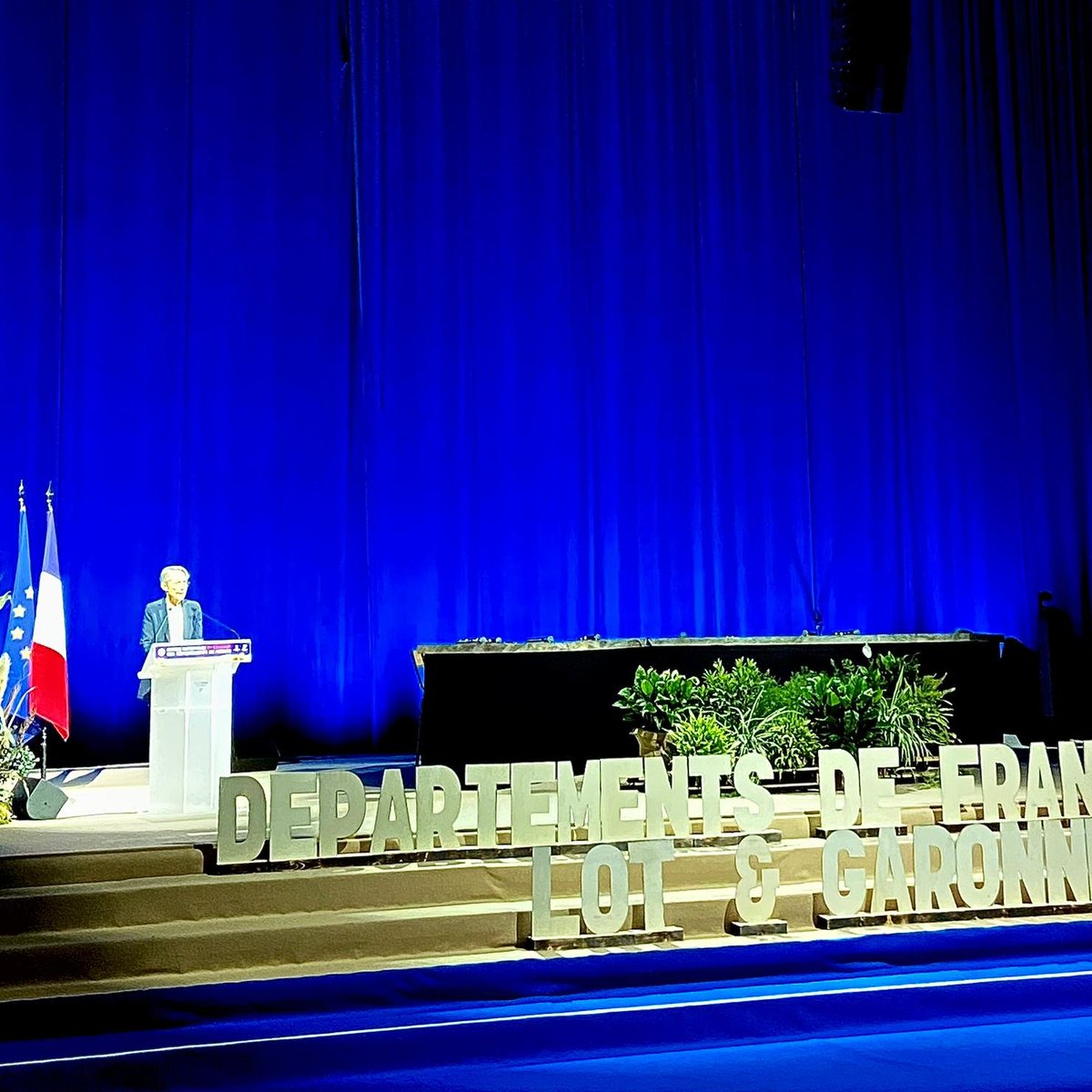 MartineVassal's tweet photo. Alors que les #AssisesDF s’achèvent, le dialogue initié avec le Gouvernement doit aboutir à une confiance durable et à agir mieux et plus efficacement pour les Français.
Face aux difficultés que connaissent nos compatriotes nous devons être responsables et œuvrer ensemble. https://t.co/HNA5DxmDaC
