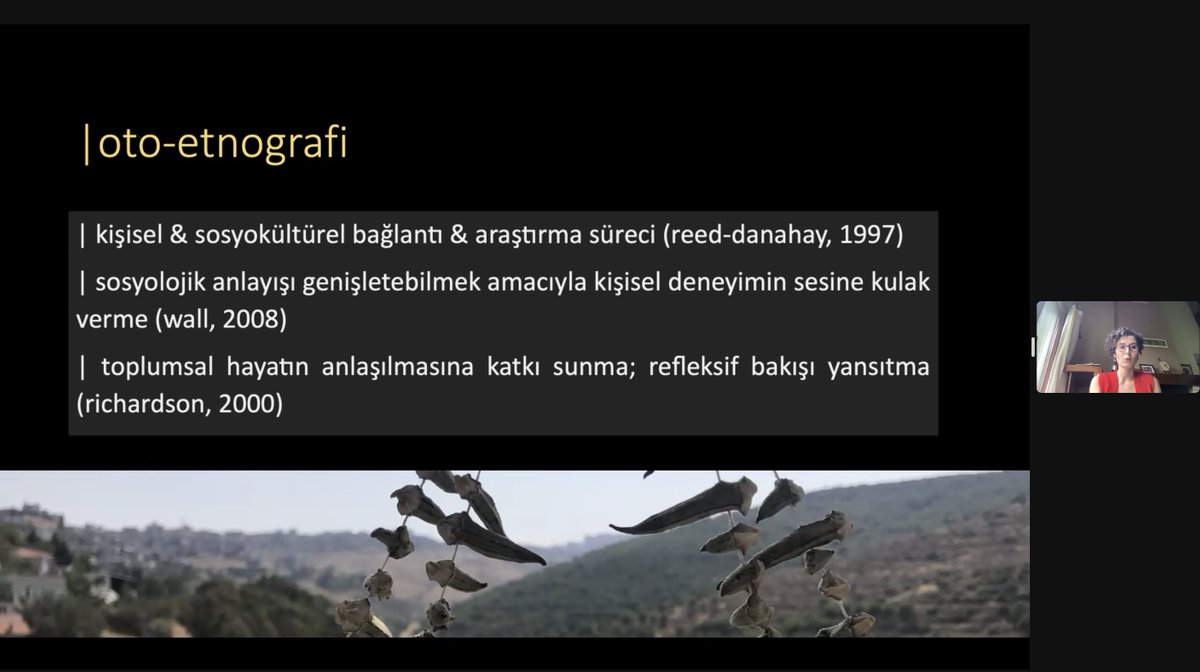 Çalıştayımızın öğleden sonraki ilk oturumunda Dr. Leyla Bektaş Ata <a href="/leylabektasata/">Leyla Bektaş Ata</a> Limontepe'deki kentsel dönüşüm hikayesini konu alan doktora tezini anlatıyor. "Sevgili günlük bugün bunlar bunlar oldu... Gündelik hayata müdahale etmemeyi öğrendim." #nitelcalistay2022