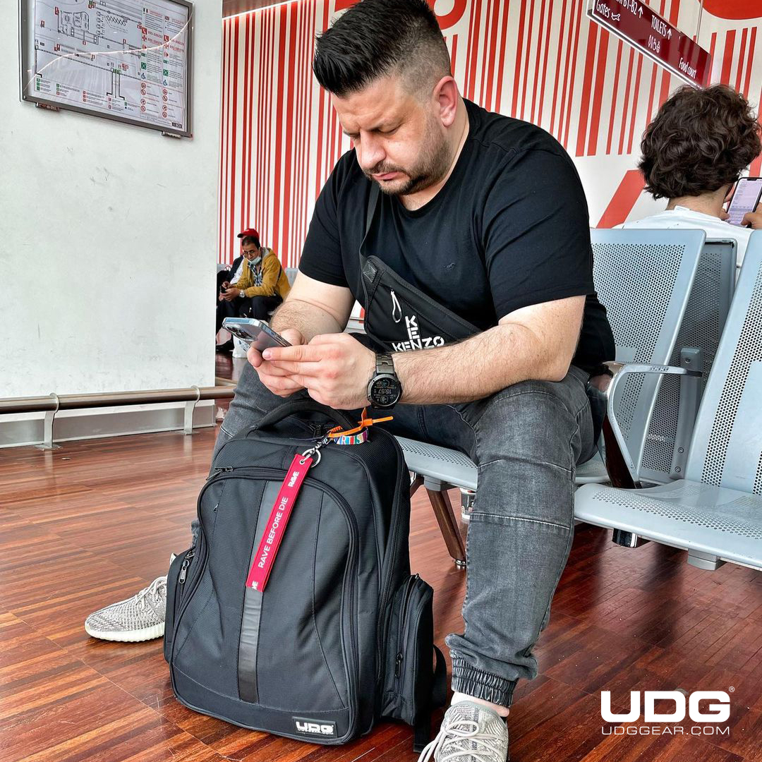udggearcom's tweet photo. Airport life mode: 𝗢𝗡 ✌️ with UDG &amp; @AdamDeGreat 

#UDG #UDGGEAR #Deejay #Producer #DJLIFE #UDGonTheRoad #DJonTour #UDGreGram #adamdegreat #backontour #backpack #djbackpack #laptopbackpack #macbook #serato #traktordj #rekordbox https://t.co/3rtVovf0aG