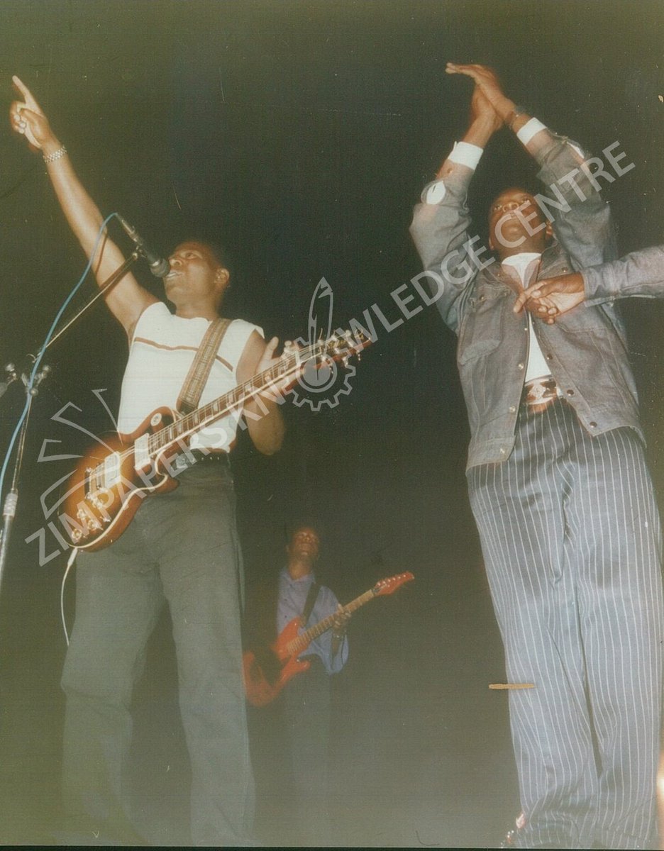 ZimpapersCentre's tweet photo. #Dhewa #Moyo #Sungura
Remembering a Sungura giant.
Had superb stagecraft & was a great entertainer... "Samanyemba" hit-maker & Utakataka Express maestro Tongai "Dhewa" Moyo belting it out.
Source: @ZimpapersCentre https://t.co/BnUyQPhn6P