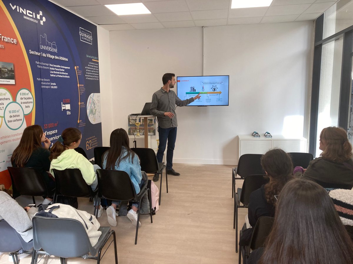 Bouygues_BatIDF's tweet photo. [#Mixité] 👷‍♀️👷‍♂️ A l'occasion de la #SmartCityWeek organisée par @Ellesbougent, nos collaboratrices #travaux ont accueilli une dizaine de collégiennes sur le #chantier de l'Ilot A2 - Universeine pour leur présenter leurs parcours et leurs métiers 🙌 https://t.co/wWWXwzq6tK