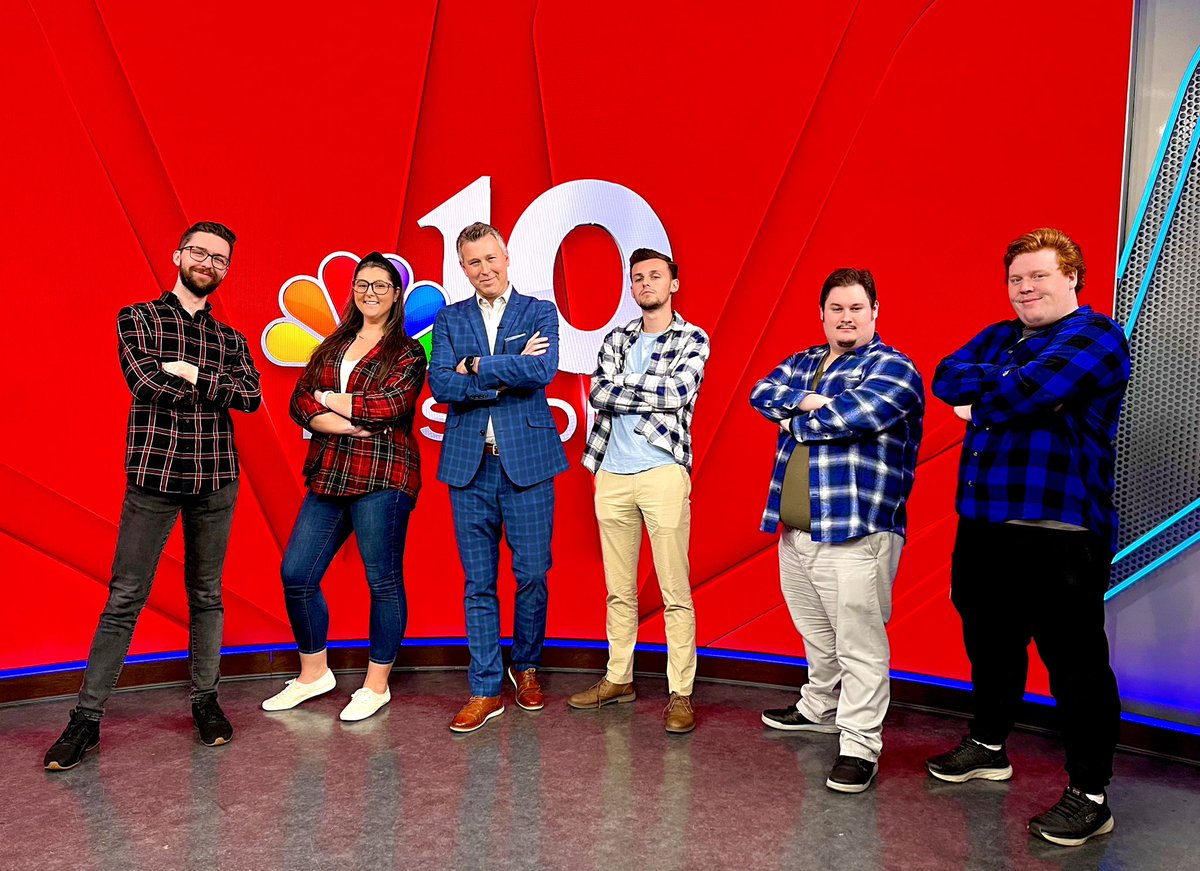 RaulNBCBoston's tweet photo. This crew doesn’t mess around when it comes to #FlannelFriday.
@NBC10Boston morning producers assemble! 
#LoveThisTeam https://t.co/wHG62ZDUhy