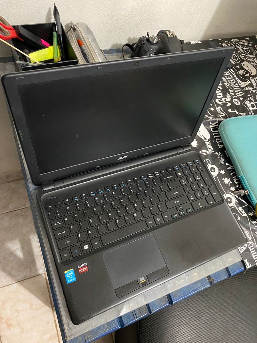 mousharts's tweet photo. (RT) VENDO TODO (es para pagar mi humilde estadía en EEUU, aiuda o nos quedamos en PY) La notebook ya no la necesito, siempre funciono super bien y me banco en mi carrera de arq. Escríbanme si les interesa: 0982163968. Precio: 2.100.000. https://t.co/3YIUuZptpf