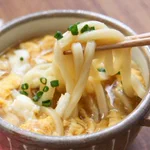 麺つゆと鶏ガラのWスープが旨すぎる!レンチンで作る『かきたまうどん』レシピ