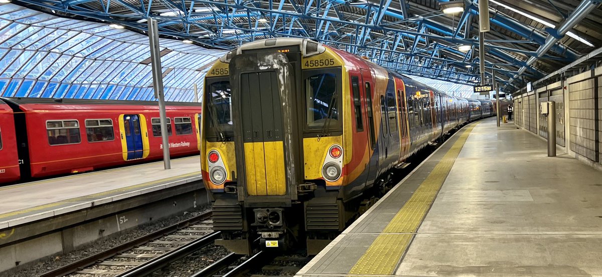 PlatformEdge1's tweet image. First time on a @SW_Help train 👀

458505 + 458501 takes me from Waterloo to Vauxhall #Class458