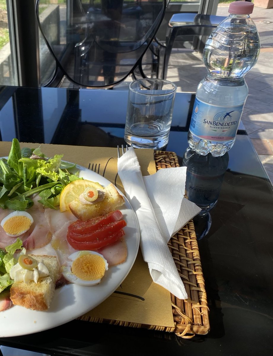 giuliacasarosa's tweet photo. recupero della normale attività del fegato e degli altri organi dopo 4 giorni alla Garbatella #roma #abbacchio #gricia #cacioepepe #straccetti https://t.co/Jc26vwPYvO