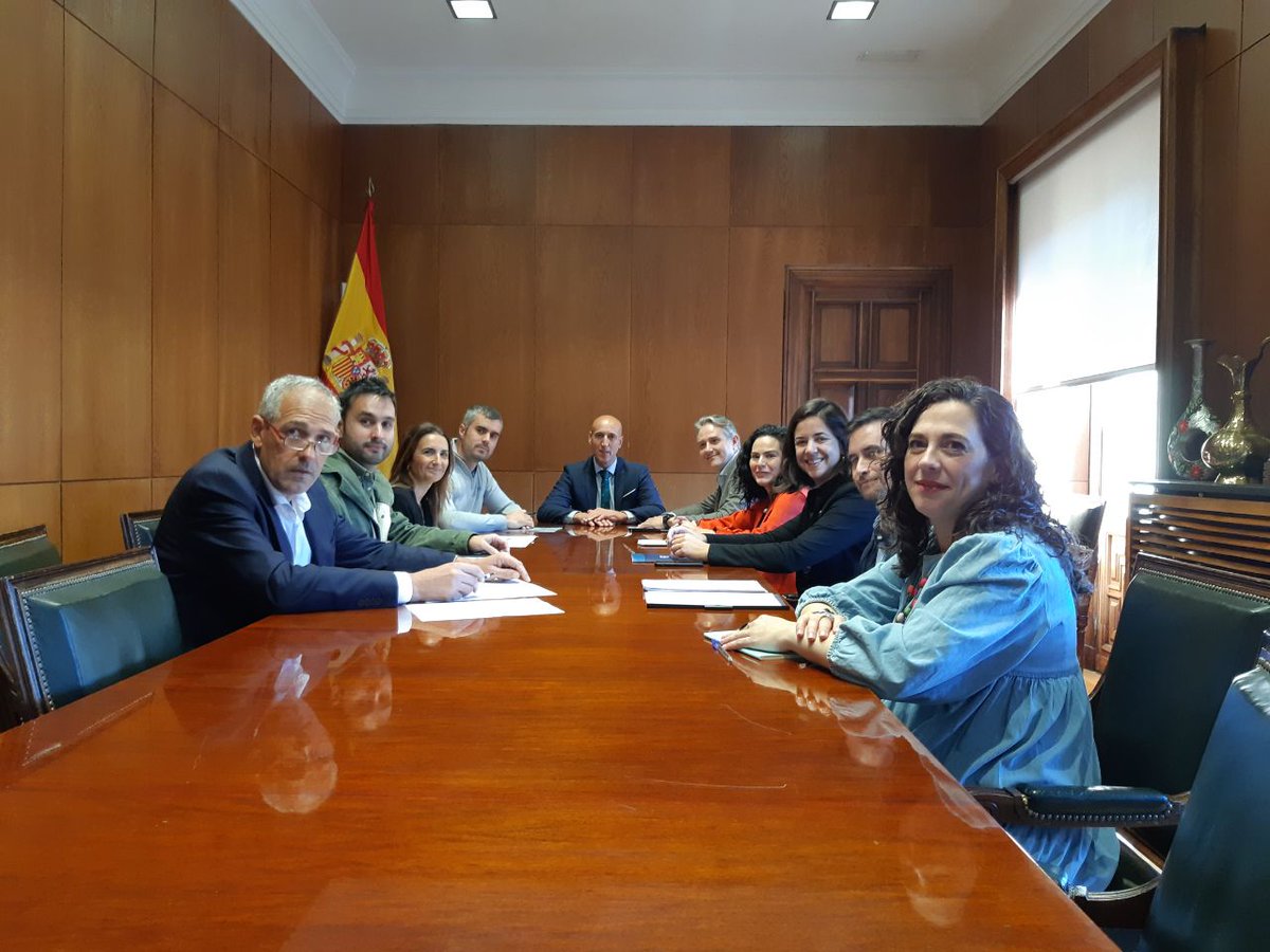 El alcalde de #leonesp <a href="/JADIEZLEON/">JADiez / ❤️ 🦁</a> y el concejal @halconmilenariu han mantenido un encuentro de trabajo con con una representación de <a href="/ajeleonesp/">AJE León</a> para poner sobre la mesa propuestas para la reactivación del emprendimiento en el ciudad
