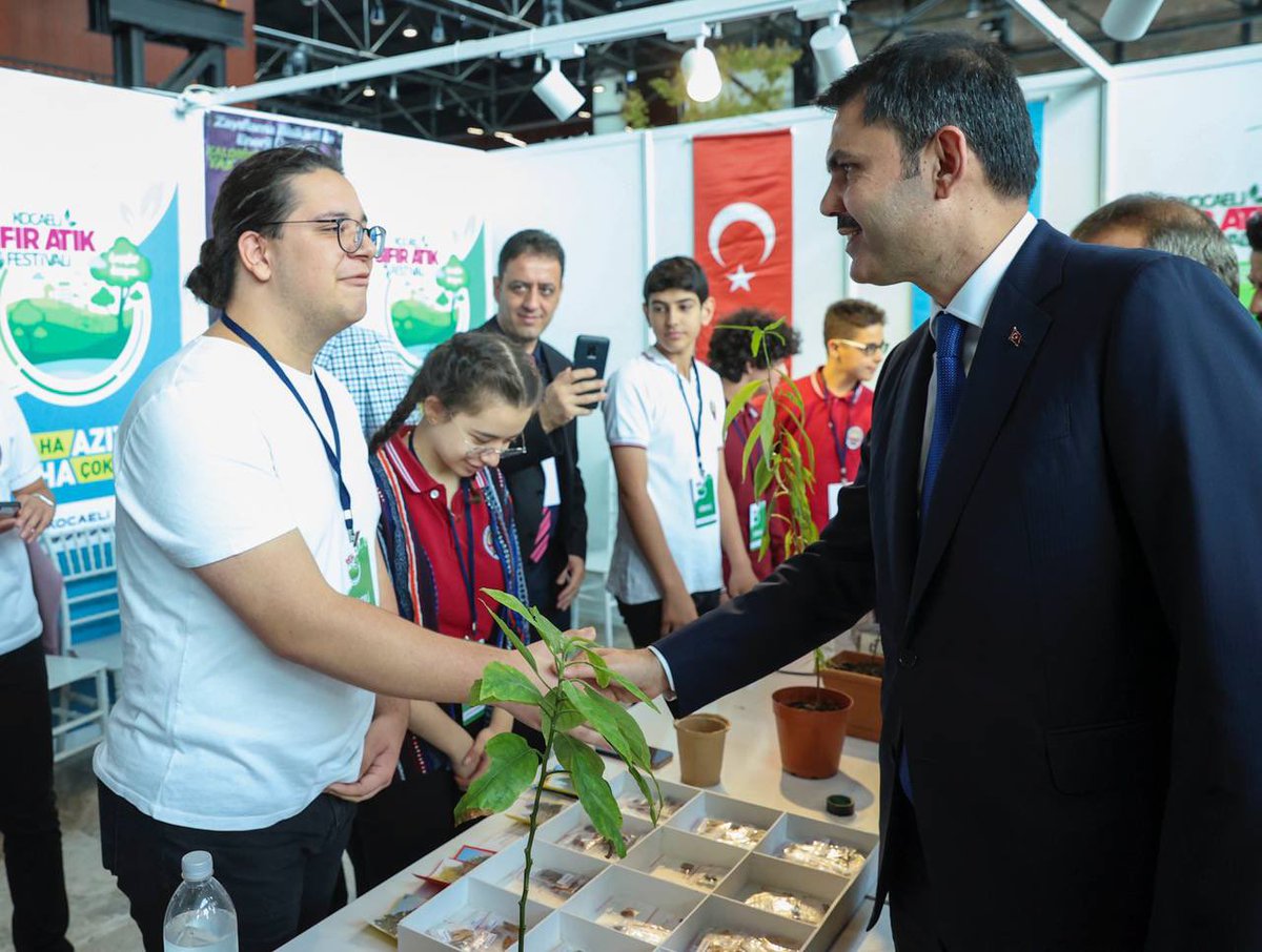 murat_kurum's tweet photo. Sorumluluğumuz büyük, vazifemiz tarihî!

Türkiye’yi #SıfırAtık konusunda dünyaya örnek ülke haline getireceğiz. 

Bu çerçevede belediyelerimizin de desteği çok önemli. 

Kocaeli Büyükşehir Belediyemiz de #SıfırAtık festivaliyle farkındalık yarattı. 👏🏻 @kocaelibld https://t.co/oh7SIiUQYL