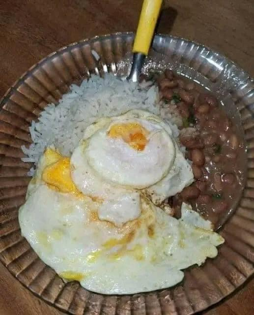 VisaodcriaSc's tweet photo. Não importa se é ovo ou picanha, o importante é agradecer a DEUS por ter comida no prato 🙏 https://t.co/4JIJoAeKGr