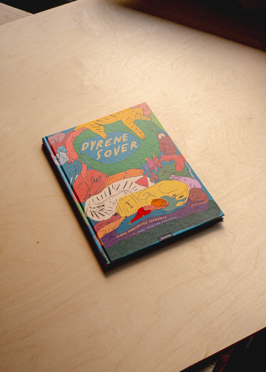 Grafill's tweet image. – At en illustrert bok for barn får den gjeveste utmerkelsen viser viljen norske forlag, formgivere og forfattere har til å tilby høy kvalitet til barn. I går ble barneboken Dyrene sover kåret til Årets vakreste Bok. grafill.no/avb/nyheter/ka…