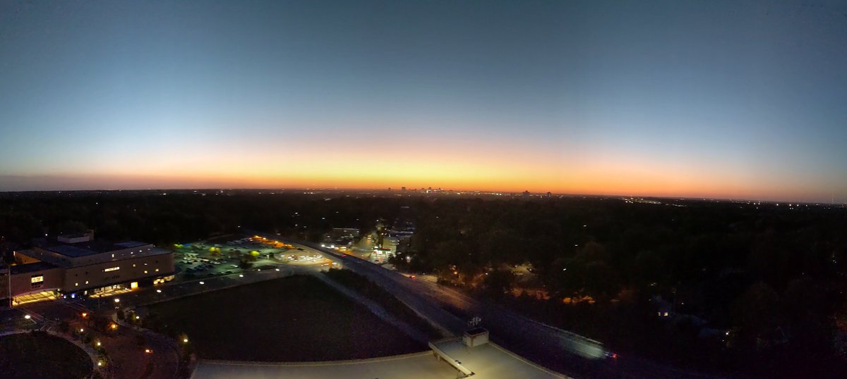 TheKracka's tweet photo. #Goodmorning #StLouis #sunrise #twilight #gettoknowMO https://t.co/ZhEPiYg2Sa
