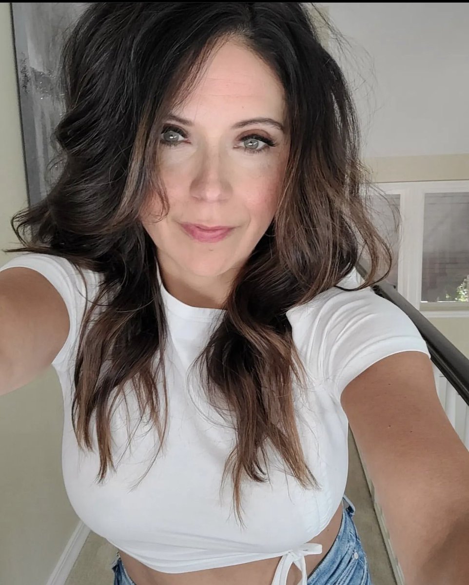KateSerah6's tweet photo. TGIF🙌 any plans? I’m meeting up with  some work colleagues later🥂🥂 https://t.co/teHU5FPDwS