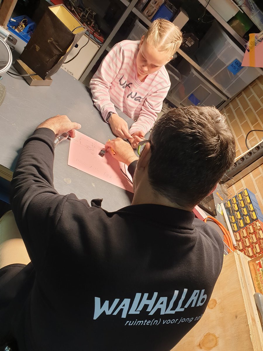 Vrijdag. In alle WALHALLAb's wordt gedaan en geleerd, gelachen en geleerd, overwonnen en geleerd, doorgezet en geleerd.

Zelfs leren als ze een lichtgevende sleutel maken die afgeleverd wordt bij bouwproject in #Deventer.
#onderwijs
<a href="/WALHALLAb_NL/">WALHALLAb</a> 
<a href="/WALHALLAB010/">WALHALLAbCapelle</a> 
<a href="/WALHALLAb0492/">WALHALLAbHelmond</a>