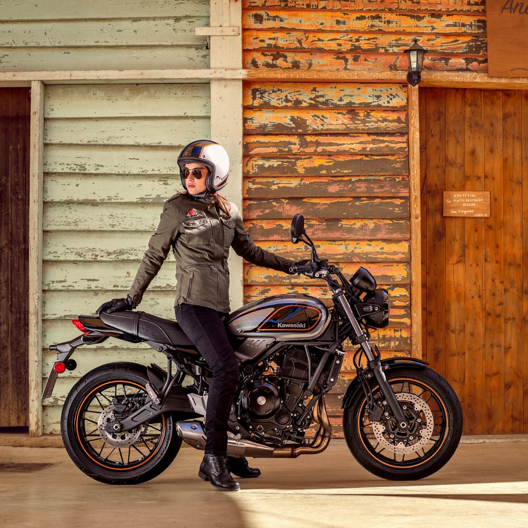 india_kawasaki's tweet photo. The quintessential of modern retro class.
With its relax ergonomics and charming looks let you relax and enjoy the ride at every corner of the road.
.
.
#kawasaki #kawasakiindia #indiakawasaki #letthegoodtimesroll #z650rs #retrovolution. https://t.co/NNl1c0Djod