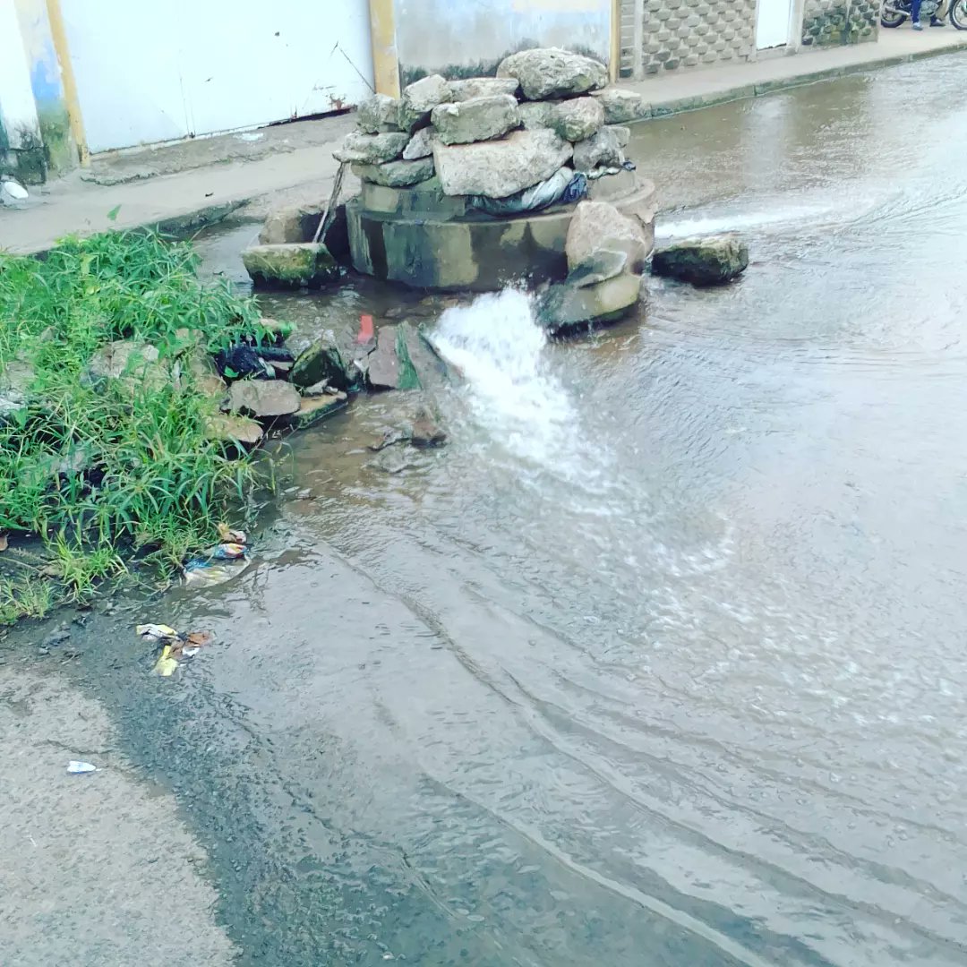 germancrespo17's tweet photo. Desde este rincón de la comunidad aprovecho Para hacerle un llamado a el gobernador de Bolivar y a el alcade de caroni para que incluyan a el barrio Los Arenales en el plan Amor por mi parroquia para que solucionen los desbordes de cloacas y una carcavas en La calle Libertador https://t.co/mBZNR5jAFC