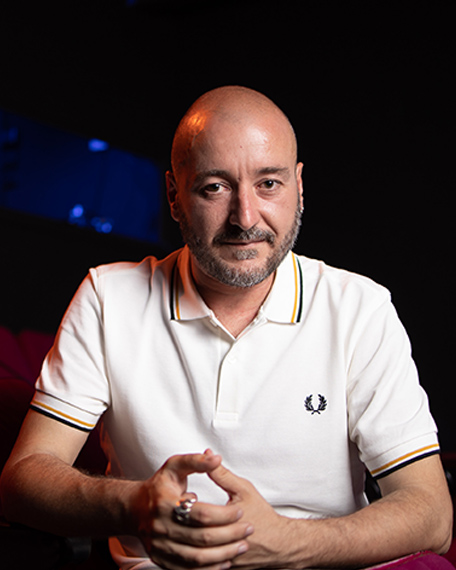 teatrenacional's tweet photo. 👏 Enhorabona, @josepmariamiro! 

🏆 El dramaturg ha guanyat el 'Premio Nacional de Literatura Dramática 2022' atorgat pel Ministeri de Cultura per la seva obra 'El cos més bonic que s'haurà trobat mai en aquest lloc'. https://t.co/EHeIY3ziJA