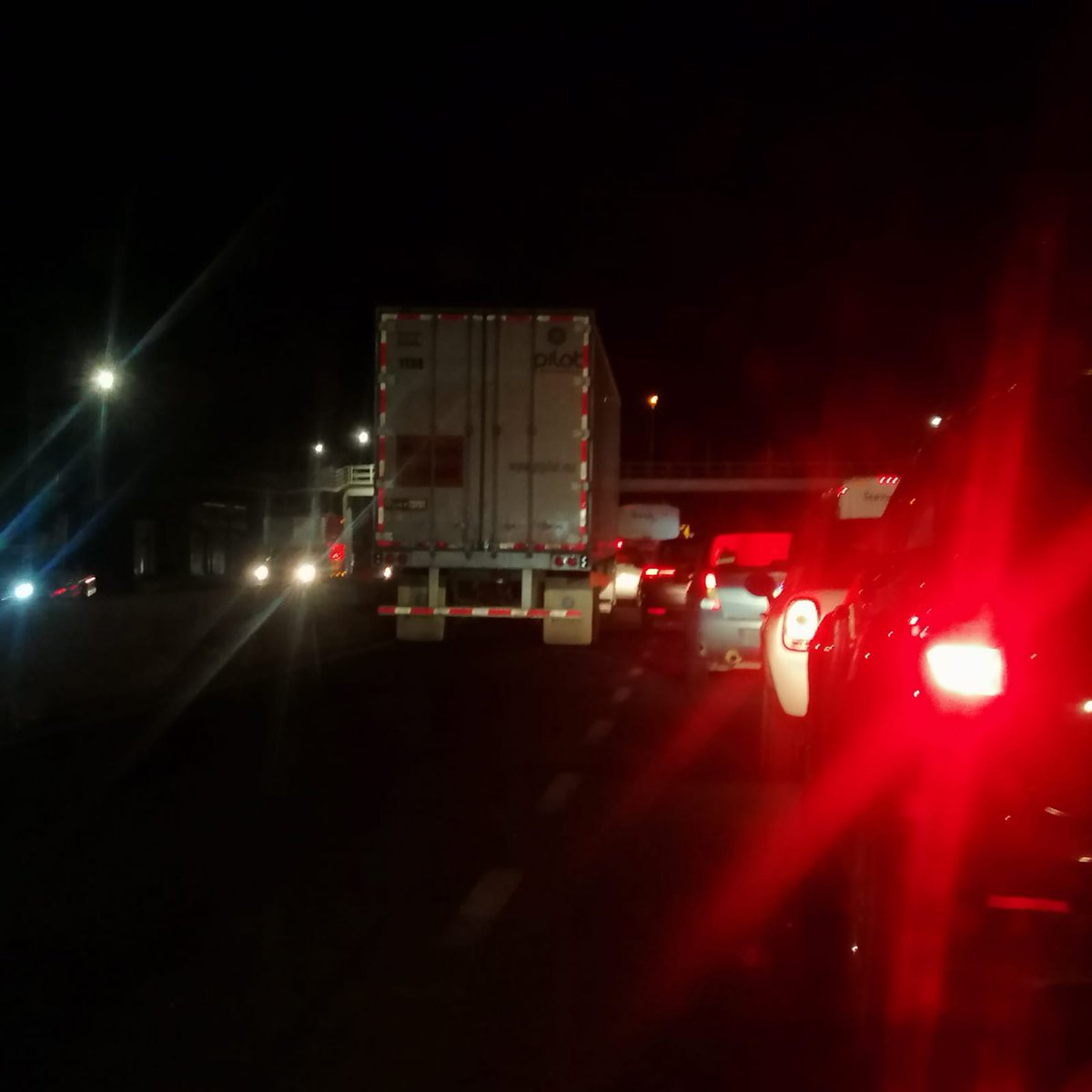 mmazv's tweet photo. Este trailer quiere dar vuelta en retorno exclusivo  p/autos ligeros en la carr. a nogales cruce con nextipac, está haciendo un desorden y no deja avanzar a los que si podemos usar el retorno. @Trafico_ZMG @JaliscoVial @ZapopanGob @JuanJoseFrangie @CNogalesZMG https://t.co/NOdjDsZb3F