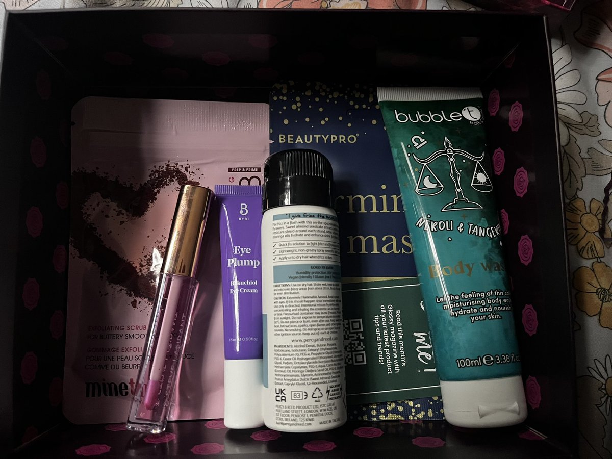 helenprice82's tweet photo. Thank you @GlossyboxUK I love the design of this and the products 🥰🥰 especially warming eye masks #glossyboxuk #beautybox #mytreat #beautysubscriptionbox https://t.co/syniBlpfOX