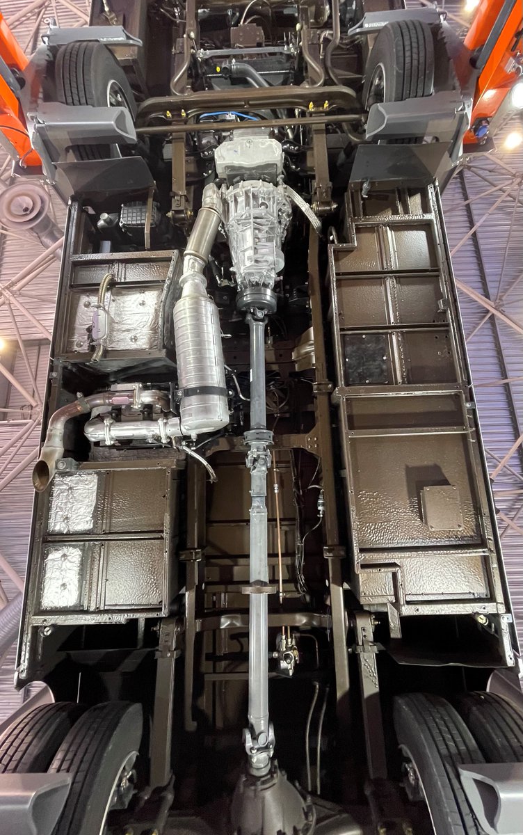 Vous n'avez jamais vu le dessous d'un autocar... voilà qui est fait ! 😉

Il s'agit d'un <a href="/temsaofficial/">TEMSA Official</a> PRESTIJ SX monté sur les ponts élévateurs du stand #Finkbeiner à voir à #AutocarExpo2022  jusqu'au samedi 15 octobre !