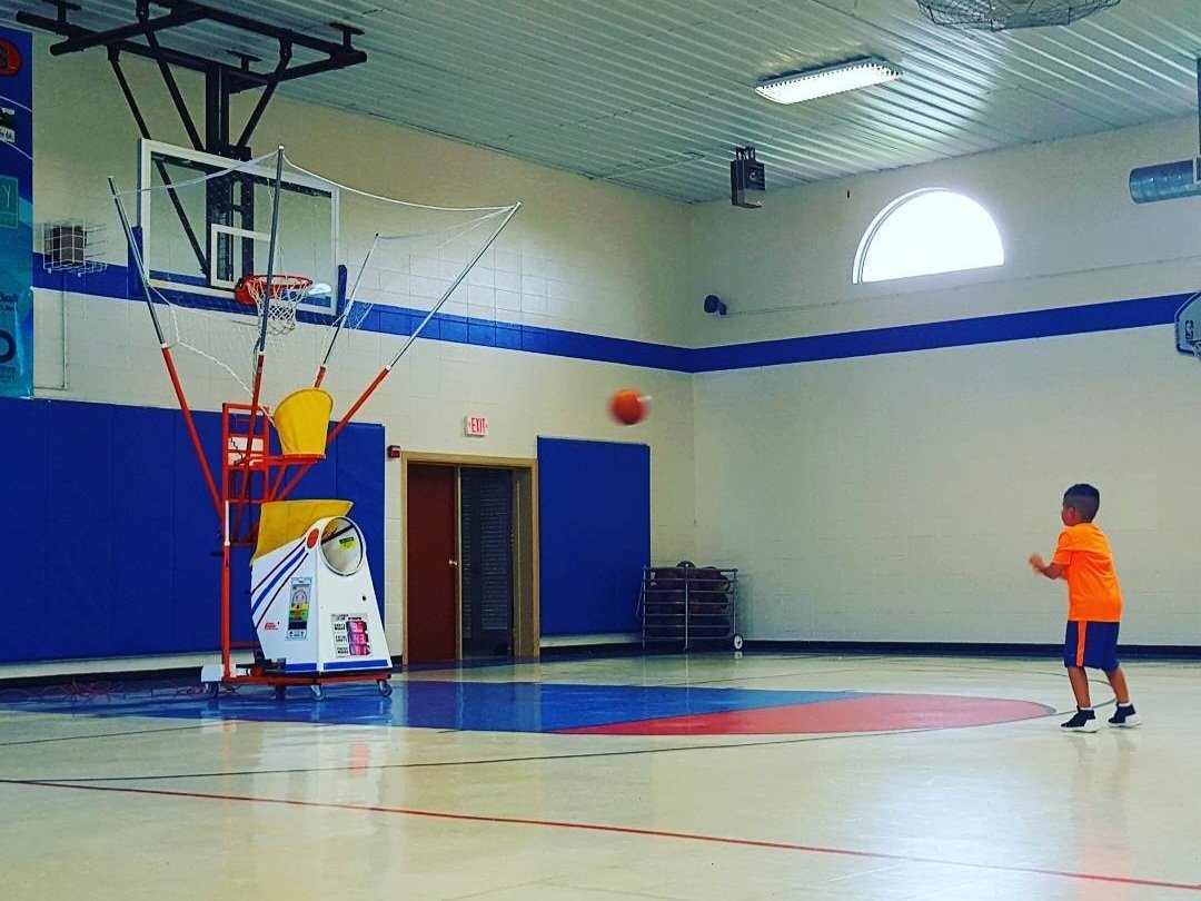 ericamramos82's tweet photo. Early Morning Flash Back!
Your time is almost here! 🙌🏀
Never been afraid to play with the big boys!
#FlashbackFriday #lilballer #flashback2016 https://t.co/TWASFHqXVQ