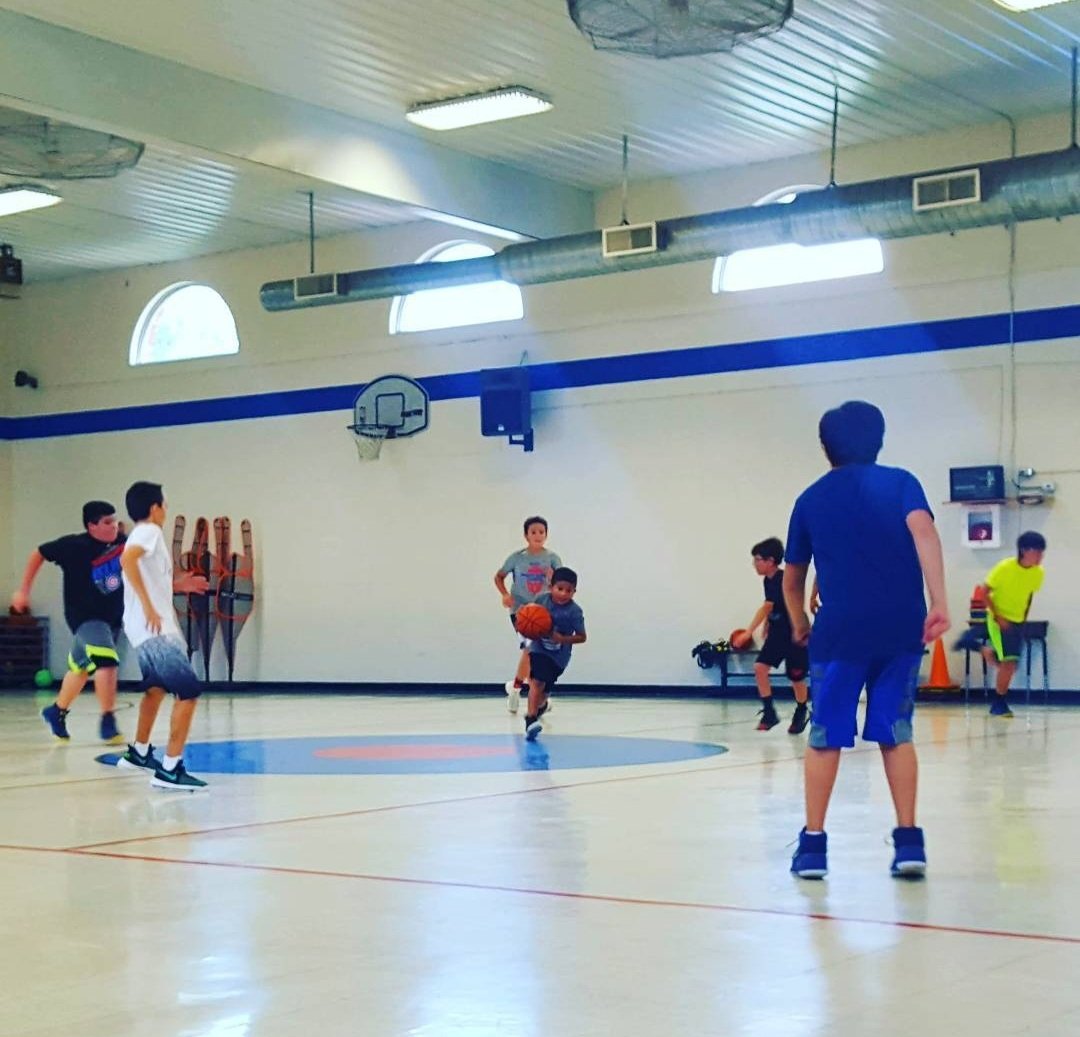 ericamramos82's tweet photo. Early Morning Flash Back!
Your time is almost here! 🙌🏀
Never been afraid to play with the big boys!
#FlashbackFriday #lilballer #flashback2016 https://t.co/TWASFHqXVQ