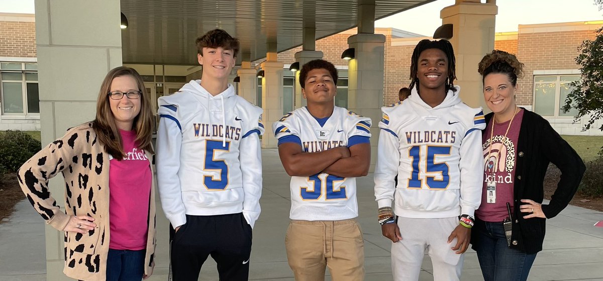 deerfieldlex1's tweet photo. Another FUN Friday morning with LHS football players in the car line! @deerfieldlex1 @LHS_WILDCATS https://t.co/STM49wzD1t