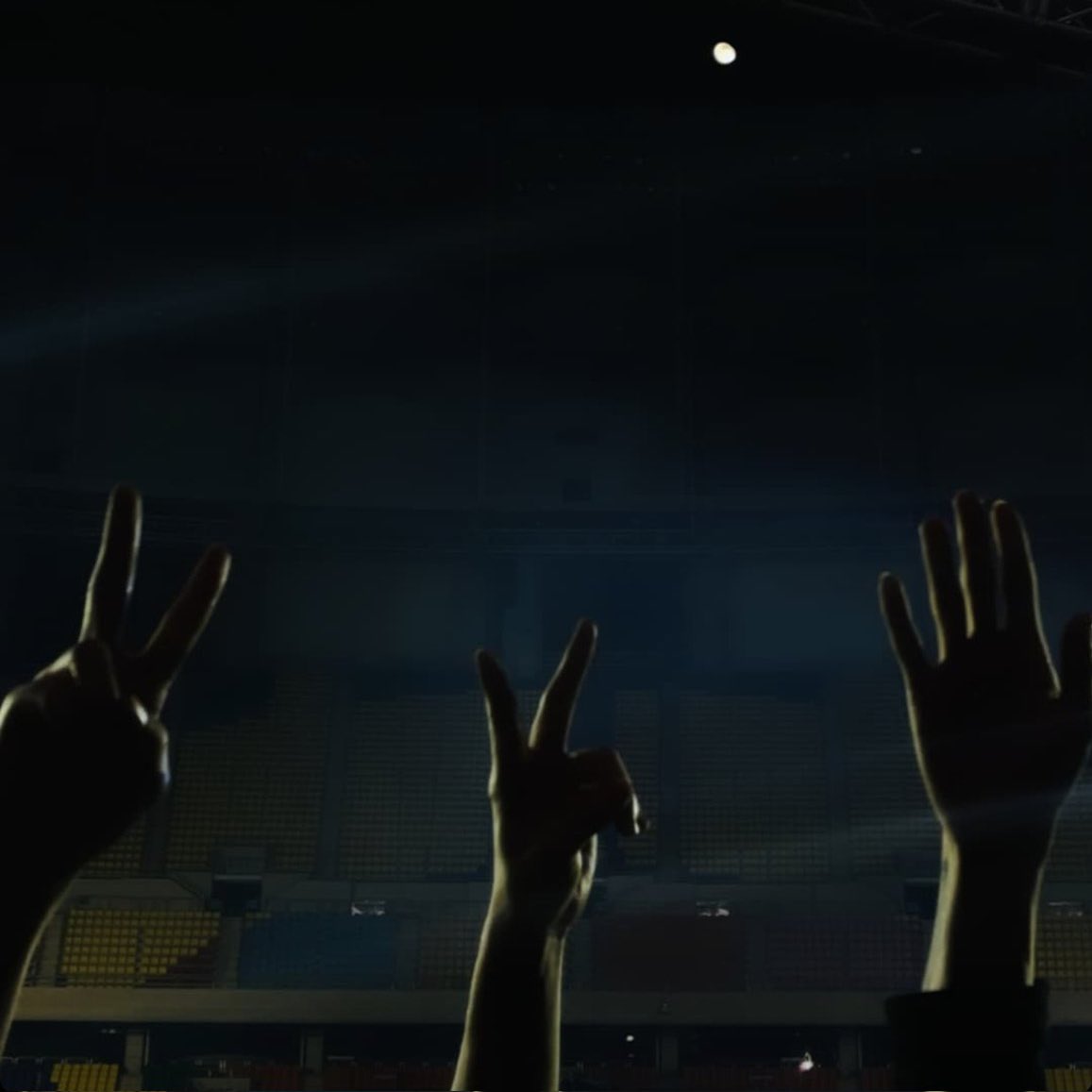 vminiecats's tweet photo. — Taehyung compartió dos fotos durante su ensayo para el concierto en Busan, en ellas se pueden apreciar a Namjoon, Hoseok &amp; Jimin en el columpio de Spring Day 🥺

#YetToComeinBUSAN #V #JIMIN #JHOPE #RM @BTS_twt https://t.co/wQAUzp0G3q