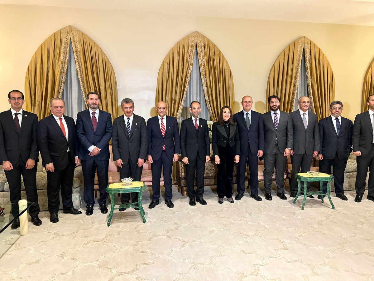 jasemalbudaiwi's tweet photo. تشرفت بتنظيم اول عشاء رسمي على شرف وفد دولة #الكويت المشارك في الاجتماعات السنوية للبنك الدولي وصندوق النقد الدولي بحضور 
🔴معالي الامين العام لمجلس التعاون.
🔴محافظ البنك المركزي. 
🔴مدير عام الهيئة العامة للاستثمار. 
🔴مدير عام الصندوق الكويتي للتنمية.
🔴ممثلي البنوك الكويتية. https://t.co/KOw0YZgEo0