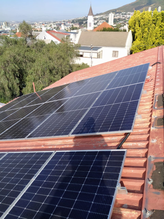 TheSunExchange's tweet photo. The installation at Tamboerskloof Primary School is progressing well! Find out more at https://t.co/S2HPgxmZ0b
#PeoplePoweredSolar #InstallingSolar https://t.co/AfvsgkBMpV