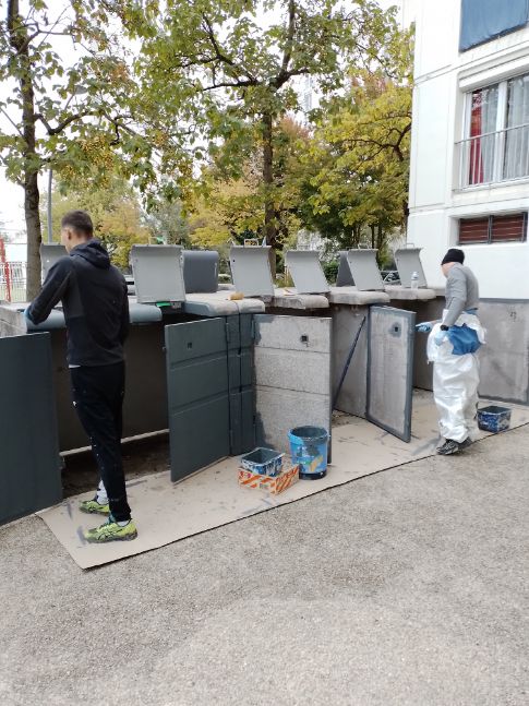 emilie_serre's tweet photo. {Actualités} @GrandLyonHab favorise l'#insertion et l'accompagnement des jeunes au travers de chantiers en partenariat avec #acolea sur Vaulx en Velin. Au programme cette semaine : remise en peinture des abris containers et nettoyage de la résidence https://t.co/zkFR3cuokR