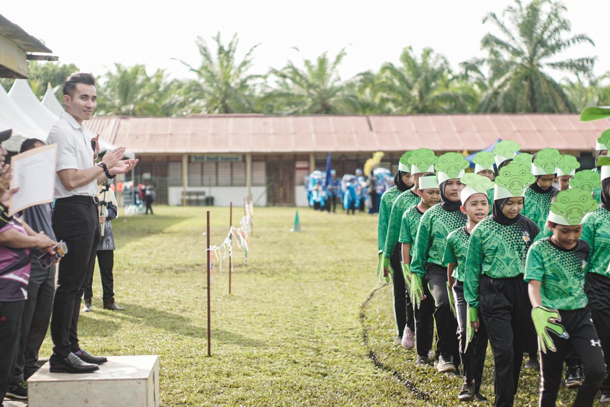 ShahrilComms's tweet photo. Seronok melihat murid-murid bersemangat dengan rumah masing-masing!

Terima kasih kepada pihak pengurusan sekolah yang sudi menjemput saya merasmikan kejohanan sukan.

#sambungyangtergendala 

@ShahrilHamdan https://t.co/Hthv9EAOTa