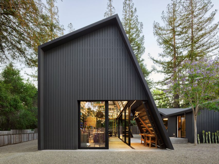 Today's pick for #CabinoftheDay is Stanford Residence Studio by Jensen Architects. #cabins #moderncabin #designinspiration #moderndesign #residentialdesign #designinspo