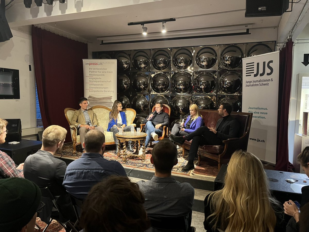 Freitagabend am #JJ22: Das Podium «Desinformation im Journalismus» beginnt! Wir freuen uns auf eine spannende Diskussion mit <a href="/marko_kovic/">Marko Kovic</a> 
<a href="/ManuelBertschi/">Manuel Bertschi</a> 
@Jennifer_Furer 
<a href="/RafaEllaRoth/">Rafaela Roth</a>
