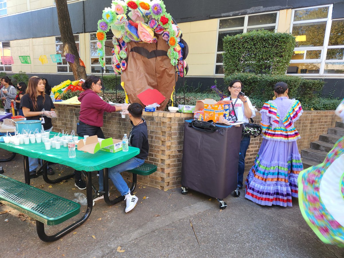 TechTeachMom15's tweet photo. The celebration continues @IrvingHigh. Great way to end the week. #HispanicHeritageMonth #salsacontest #goodeats @MrHdzIrving @_MsHouse_ @Mrs_AnnieMJones @IrvingISD https://t.co/U9da0rUNpI