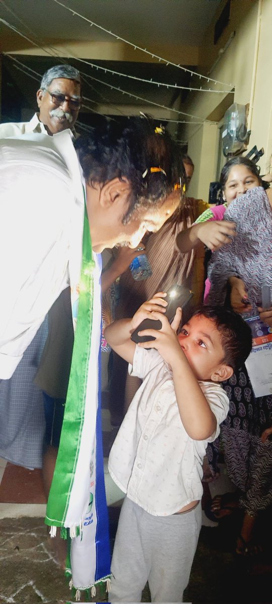 Ysjtrendskkd's tweet photo. సర్పవరం గ్రామంలో గడప గడపకు మన ప్రభుత్వం కార్యక్రమాన్ని ప్రారంభించి ప్రతి ఇంటికి తిరిగి రాష్ట్ర ముఖ్యమంత్రి వర్యులు శ్రీ వైఎస్ జగన్మోహన్ రెడ్డి గారు చేస్తున్న సంక్షేమ పథకాలను ప్రజలకు వివరిస్తున్న కాకినాడ రూరల్ శాసనసభ్యులు శ్రీ కురసాల కన్నబాబు గారు
#teamkkb
#AndhraNeeds3Capitals https://t.co/ar9inVpMRb
